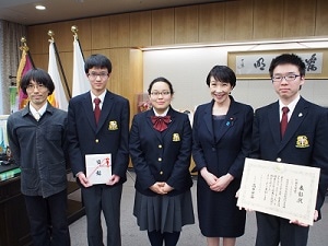 受賞を受ける生徒たち