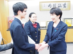 高市早苗総務大臣と握手